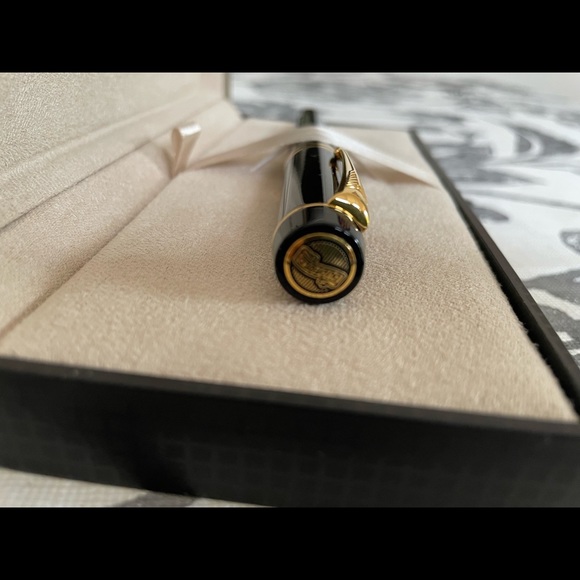 Parker Duofold Black and Gold Rollerball Pen - Picture 4 of 6